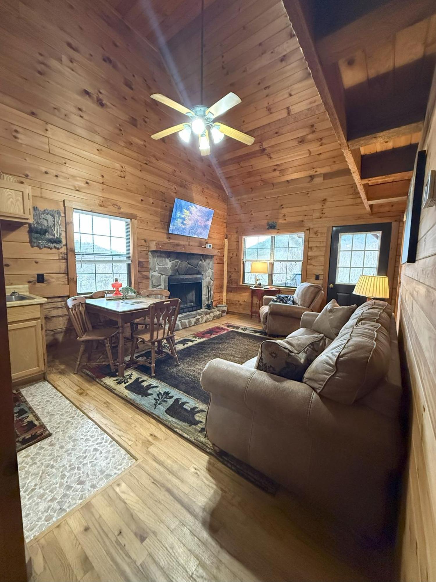 Cozy Bear Cabin-Stunning Mountain View, Dogs Welcome With Pet Rate Maggie Valley Exterior photo